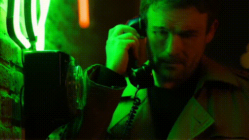 Hombre hablando por teléfono